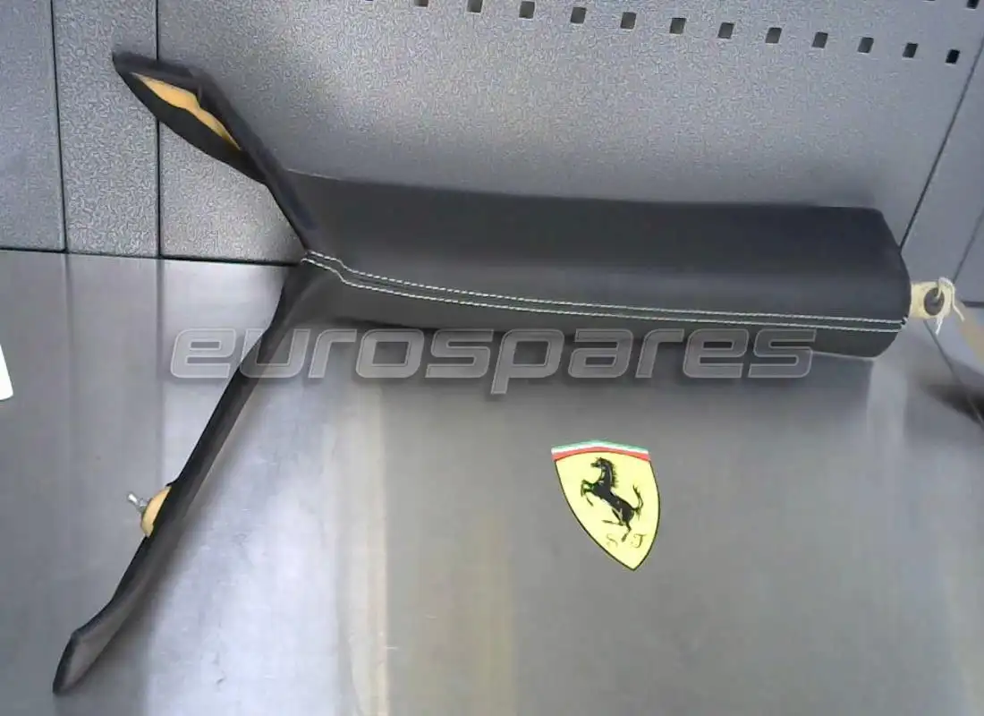 EMBELLECEDOR DEL PILAR DEL PARABRISAS DERECHO Ferrari USADO. NÚMERO DE PIEZA 807047.. (1)