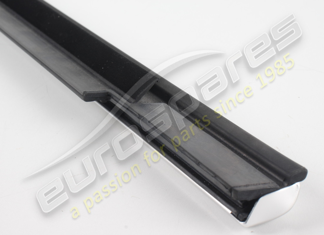 new maserati rh front outer glass scrap. part number 670009856 (3)
