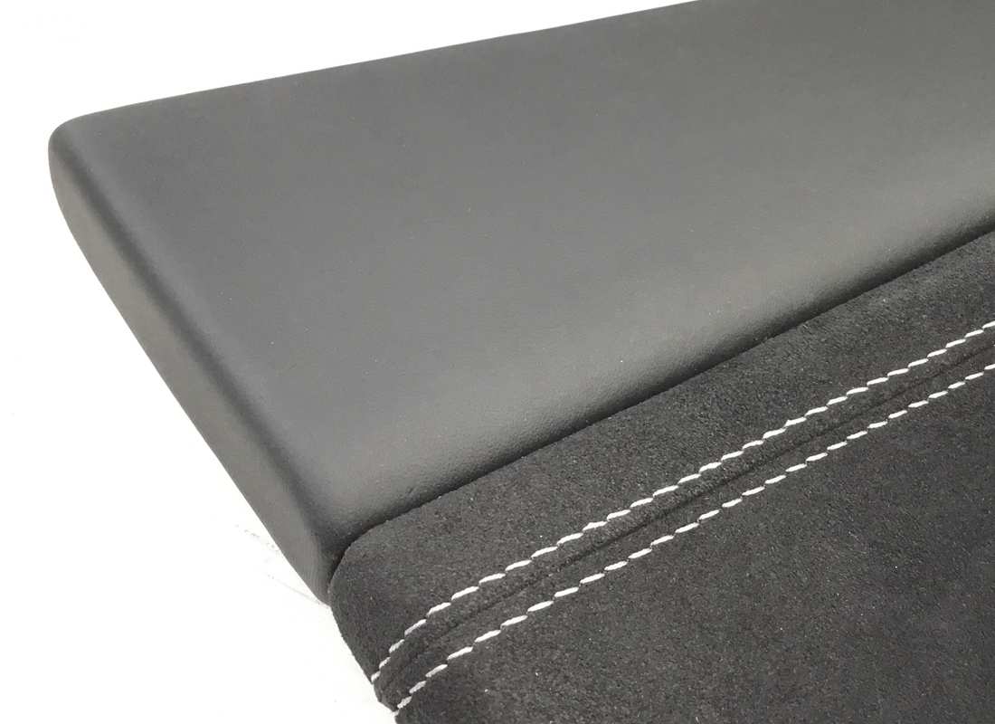 paneles de puertas izquierdo y derecho eurospares ferrari 488 usados (alcantara negra y costuras blancas y cuero negro y costuras blancas). número de parte eap1374248 (2)