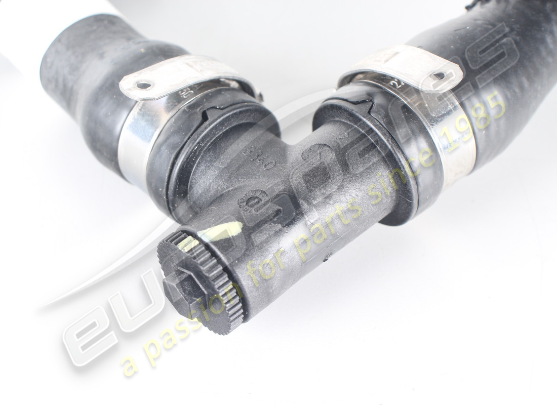 NUEVO MASERATI MANGUITO DE RETORNO DE AGUA DESDE EL CABEZAL. NÚMERO DE PIEZA 670037573 (5) nuevo maserati manguito de retorno de agua desde el cabezal. número de pieza 670037573 (5)