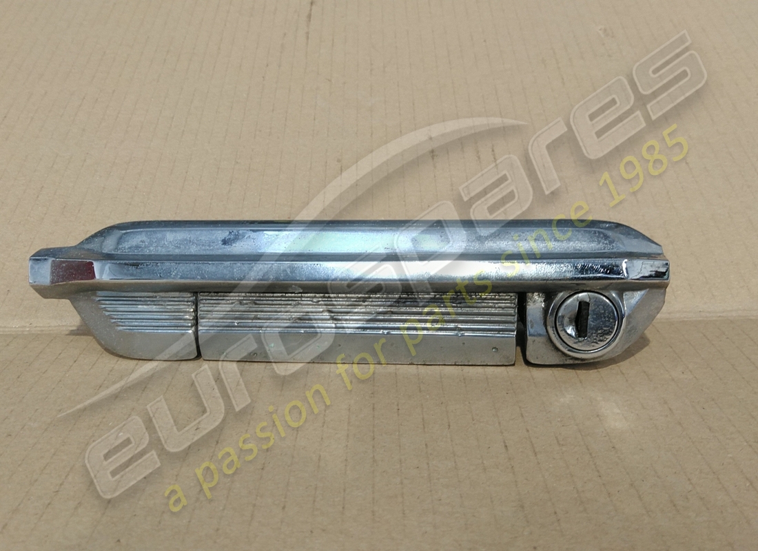 MANIJA DE PUERTA EXTERIOR IZQUIERDA Lamborghini USADA. NÚMERO DE PARTE 006754309 (1)