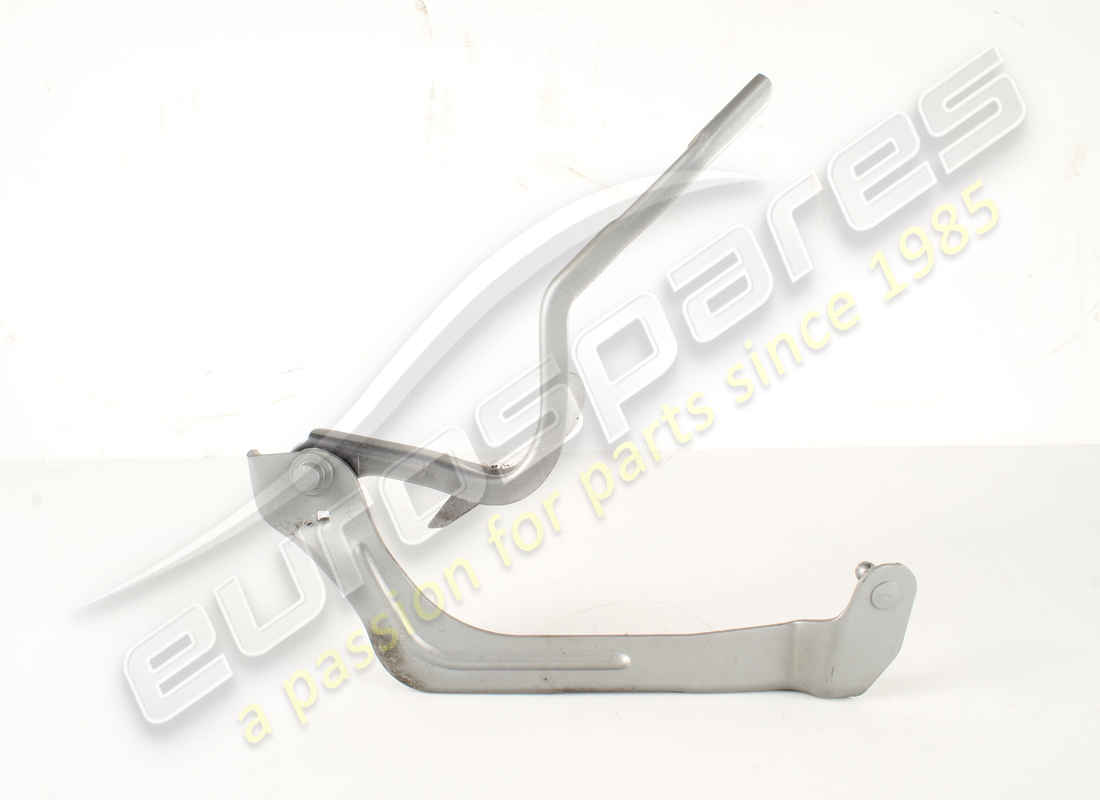 BISAGRA DERECHA DE LA TAPA DELANTERA Maserati USADA. NÚMERO DE PIEZA 670001872 (1)