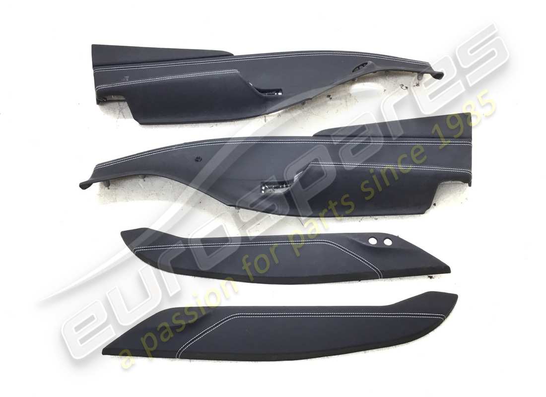 PANELES DE PUERTAS IZQUIERDO Y DERECHO Eurospares Ferrari 488 USADOS (CUERO NEGRO Y COSTURAS BLANCAS). NÚMERO DE PARTE EAP1374247 (1)