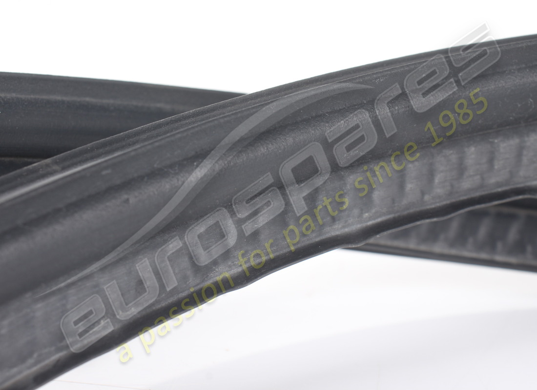 SELLO DE BANDEJA DEBAJO DEL PARABRISAS FERRARI USADO. NÚMERO DE PARTE 83315600 (2) sello de bandeja debajo del parabrisas ferrari usado. número de parte 83315600 (2)