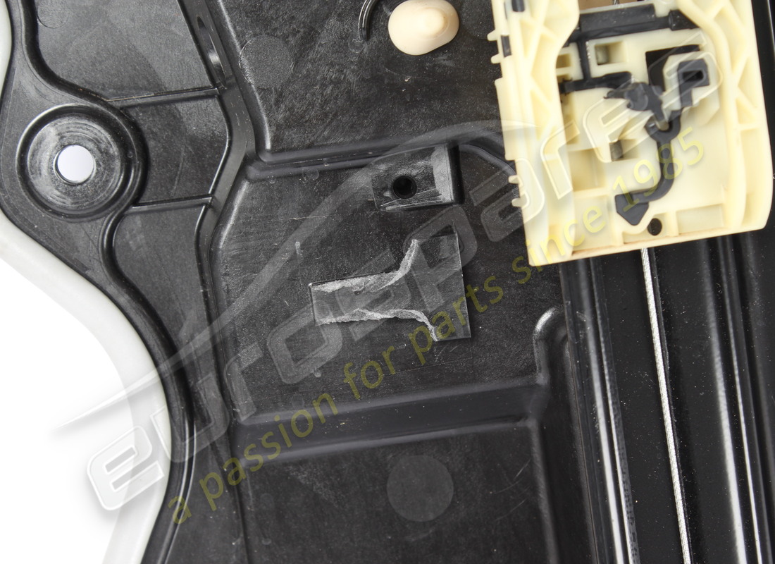 portador de puerta delantera derecha dañado maserati. número de pieza 673014121 (2)
