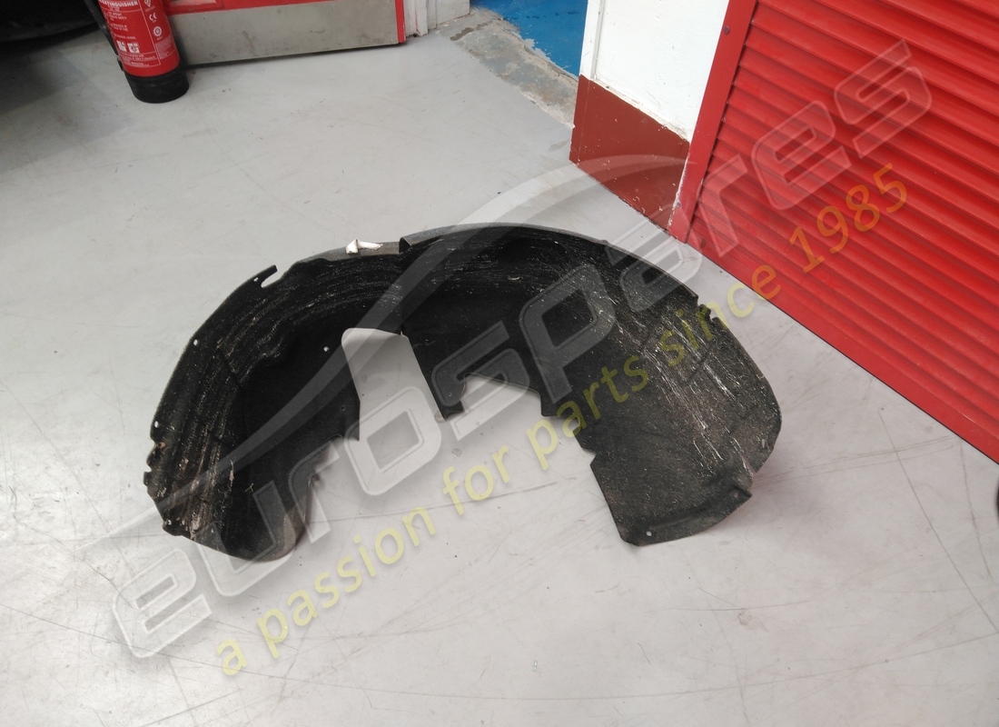 PROTECCIÓN DE RUEDA TRASERA DERECHA Maserati USADA. NÚMERO DE PARTE 670038155 (1)
