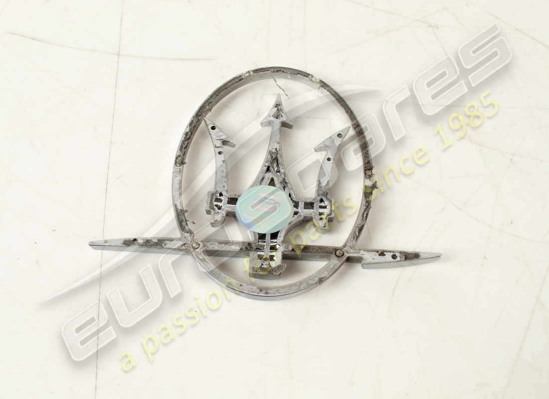 EMBLEMA USADO MASERATI. NÚMERO DE PIEZA 89095400 (2) emblema usado maserati. número de pieza 89095400 (2)