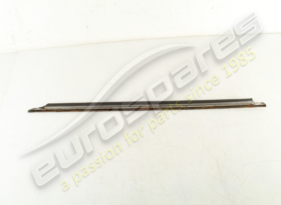 moldura inferior izquierda ferrari usada. número de pieza 2574258108 (3)