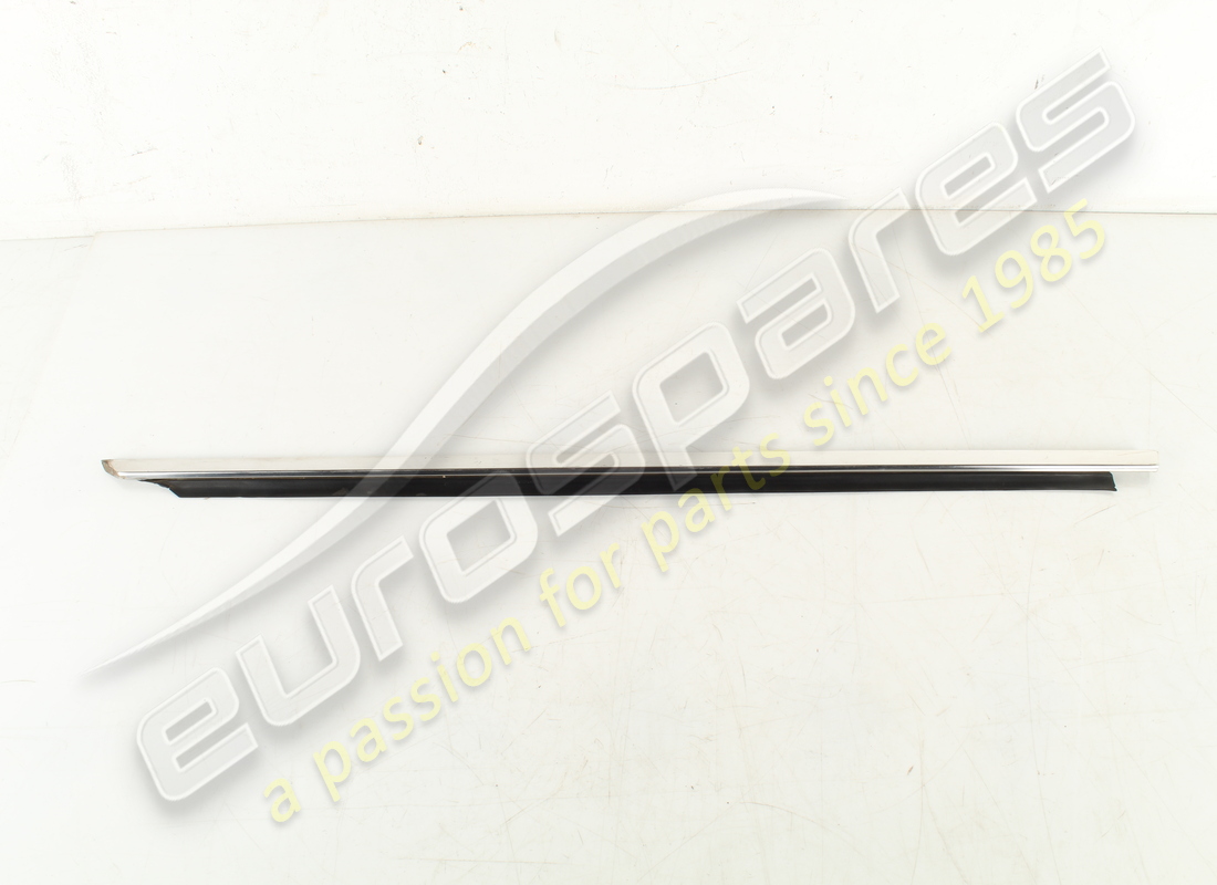 MOLDURA INFERIOR IZQUIERDA Ferrari USADA. NÚMERO DE PIEZA 2574258108 (1)