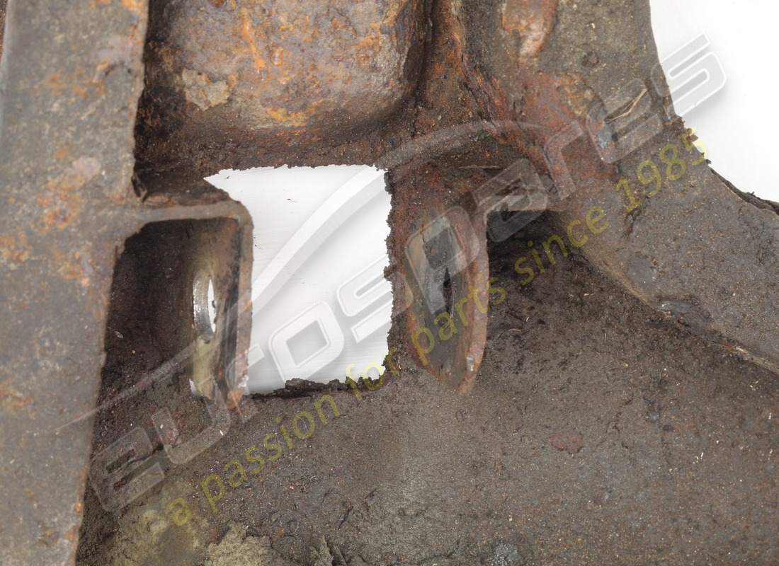 palanca inferior de suspensión delantera izquierda usada ferrari. número de pieza 115707 (5)