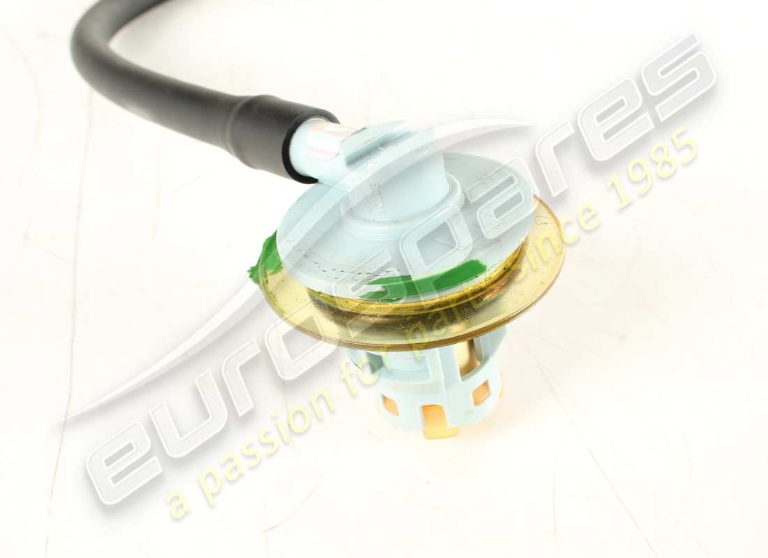 VÁLVULA DE VENTILACIÓN CON TUBO USADA MASERATI. NÚMERO DE PIEZA 192100 (4) válvula de ventilación con tubo usada maserati. número de pieza 192100 (4)