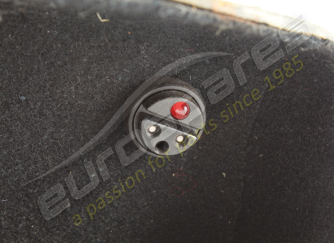 USADA FERRARI GUANTERA RHD NÚMERO DE PIEZA 62336500 (4) usada ferrari guantera rhd número de pieza 62336500 (4)