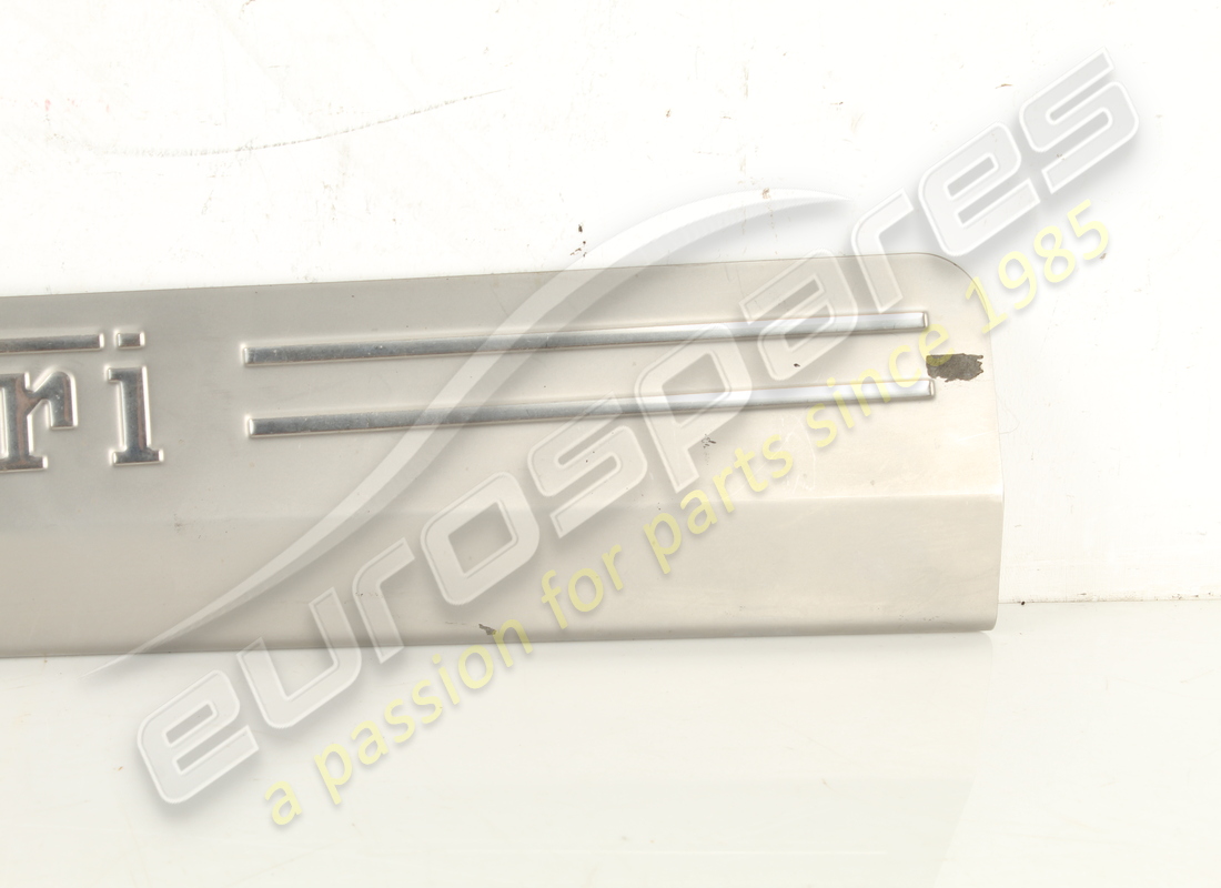 PLACA DE RACOR DERECHA Ferrari USADA. NÚMERO DE PARTE 81361800 (1)