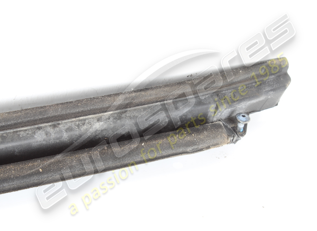 used ferrari rh outer belt-line seal. part number 85219600 (3)