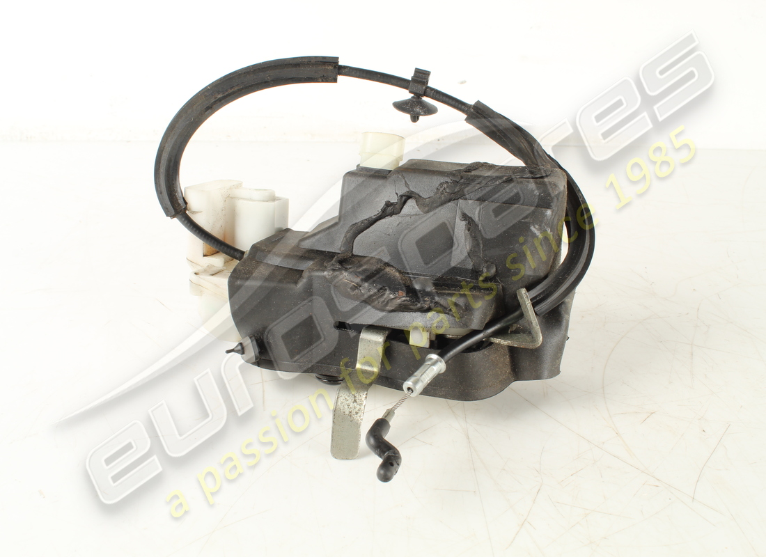 cerradura de puerta trasera izquierda maserati usada. número de pieza 68206500 (2)