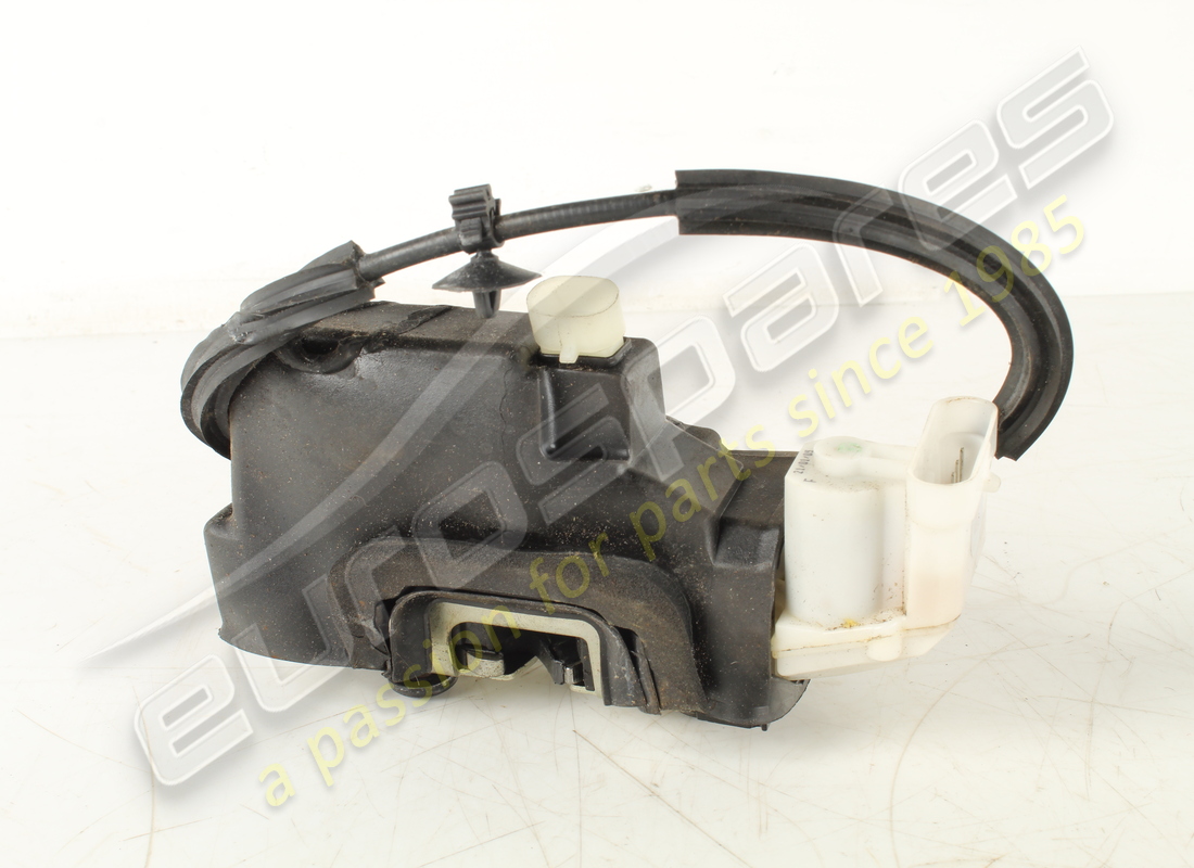 cerradura de puerta trasera izquierda maserati usada. número de pieza 68206500 (1)