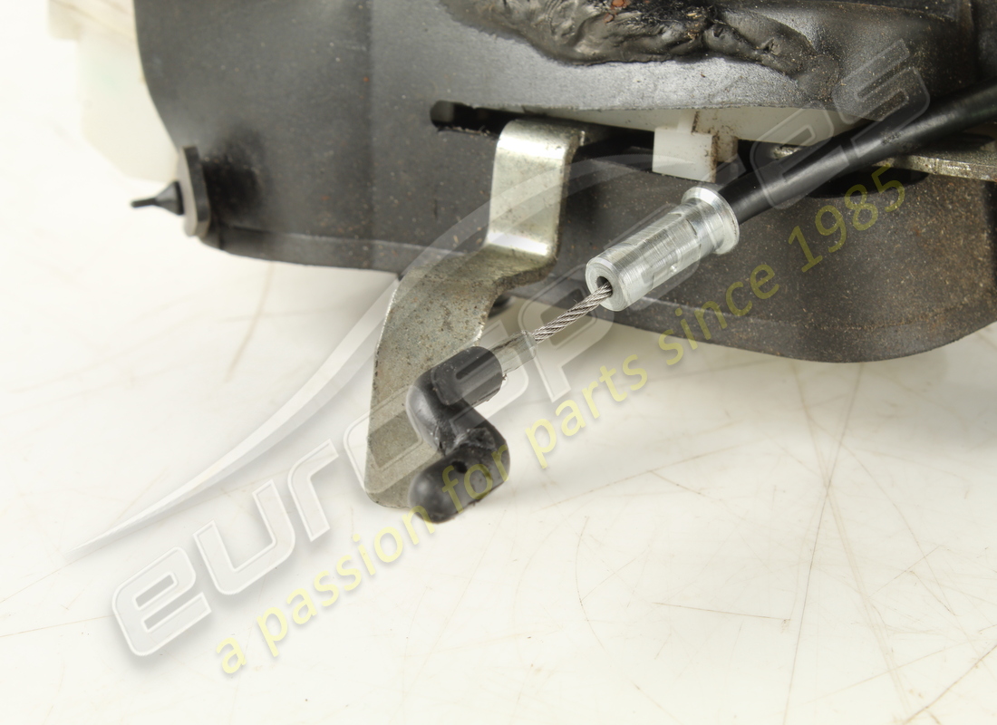 cerradura de puerta trasera izquierda maserati usada. número de pieza 68206500 (3)