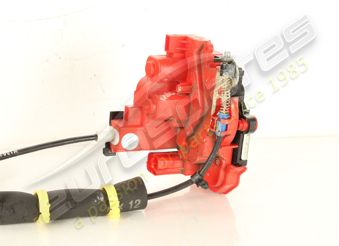 cerradura puerta derecha ferrari usada. número de parte 83987800 (2)