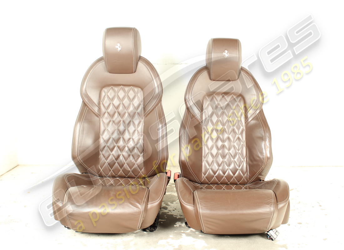 JUEGO DE ASIENTOS COMPLETO USADO Ferrari CON LUNAS TRASERAS. NÚMERO DE PIEZA EAP1564144 (1)