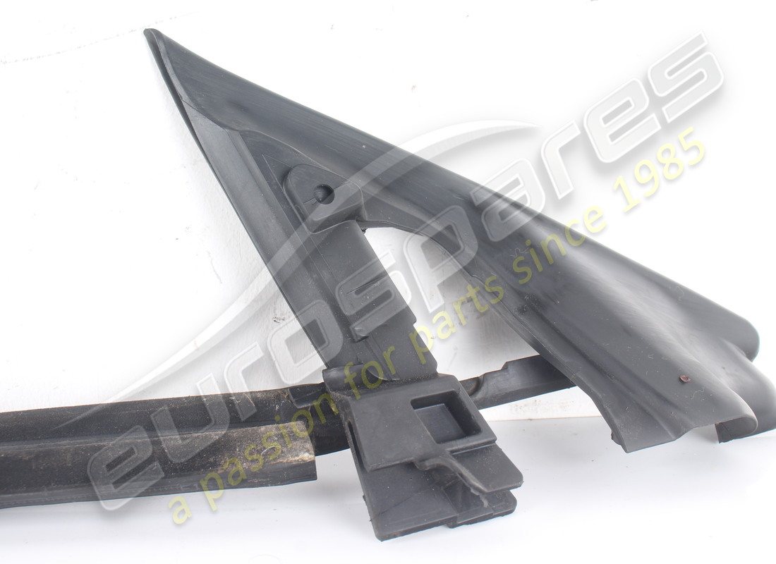 USADO FERRARI SELLO RASCADOR DE VENTANA EXTERIOR IZQUIERDO. NÚMERO DE PIEZA 82208100 (2) usado ferrari sello rascador de ventana exterior izquierdo. número de pieza 82208100 (2)