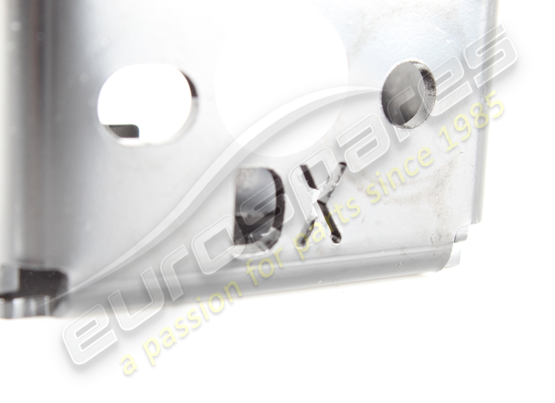 USADO FERRARI STAFFA ANTERIORE ANCORAGGIO. NÚMERO DE PARTE 977736 (2) usado ferrari staffa anteriore ancoraggio. número de parte 977736 (2)