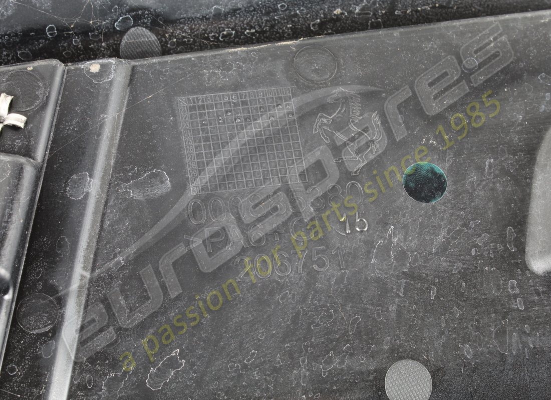 TAPA TRASERA DEL COMPARTIMIENTO DEL MOTOR USADA FERRARI. NÚMERO DE PIEZA 885377 (2) tapa trasera del compartimiento del motor usada ferrari. número de pieza 885377 (2)