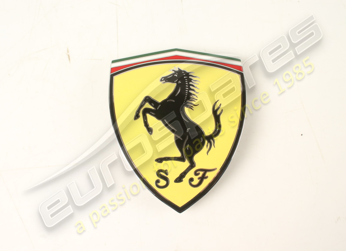 ESCUDO Ferrari USADO. NÚMERO DE PARTE 85118000 (1)