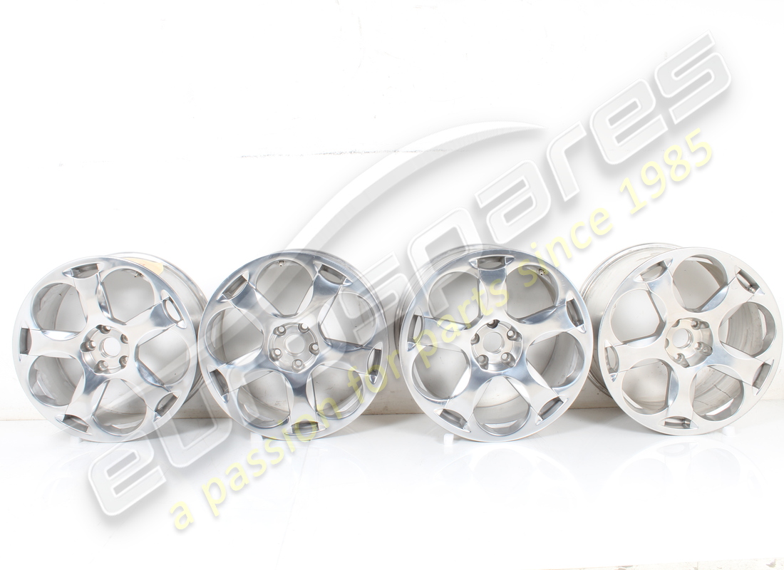 JUEGO DE RUEDAS CASSIOPEA USADO Lamborghini (PLATEADO). NÚMERO DE PIEZA 0R1400091 (1) JUEGO DE RUEDAS CASSIOPEA USADO Lamborghini (PLATEADO). NÚMERO DE PIEZA 0R1400091 (1)