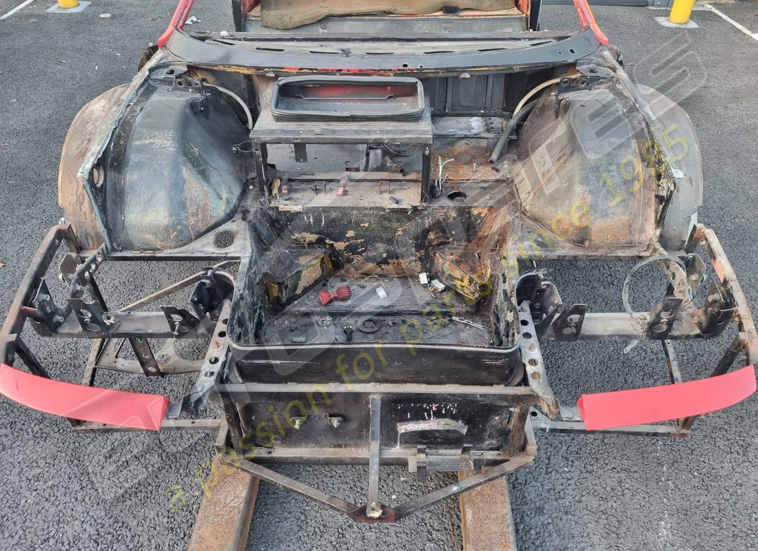 CHASIS DELANTERO COMPLETO TESTAROSSA Eurospares Ferrari USADO LHD. NÚMERO DE PARTE EAP1390093 (1)