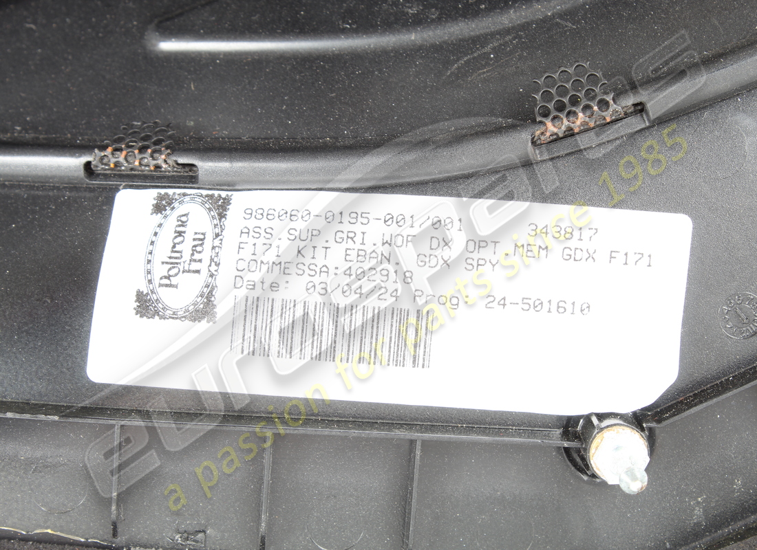 USADO FERRARI SOPORTE DE REJILLA DE WOOFER DERECHO COMPLETO. NÚMERO DE PIEZA 976366 (6) usado ferrari soporte de rejilla de woofer derecho completo. número de pieza 976366 (6)