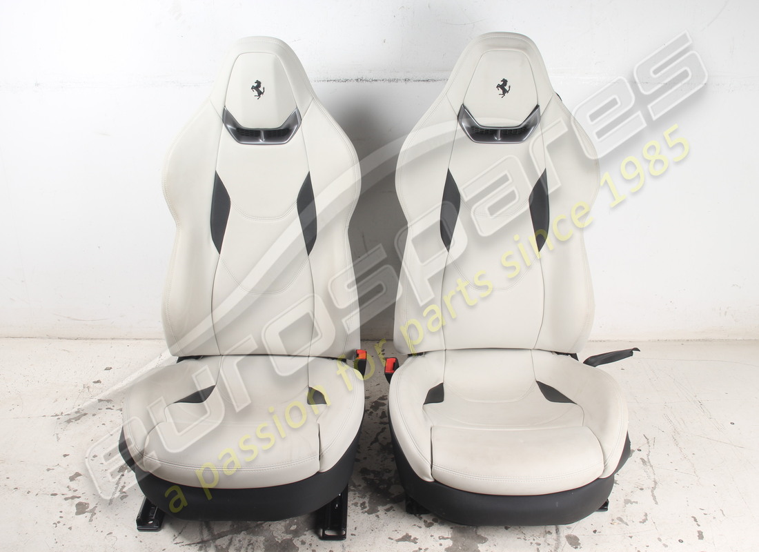 PAR DE ASIENTOS USADOS Ferrari GRIS CLARO. NÚMERO DE PIEZA EAP1723563 (1)