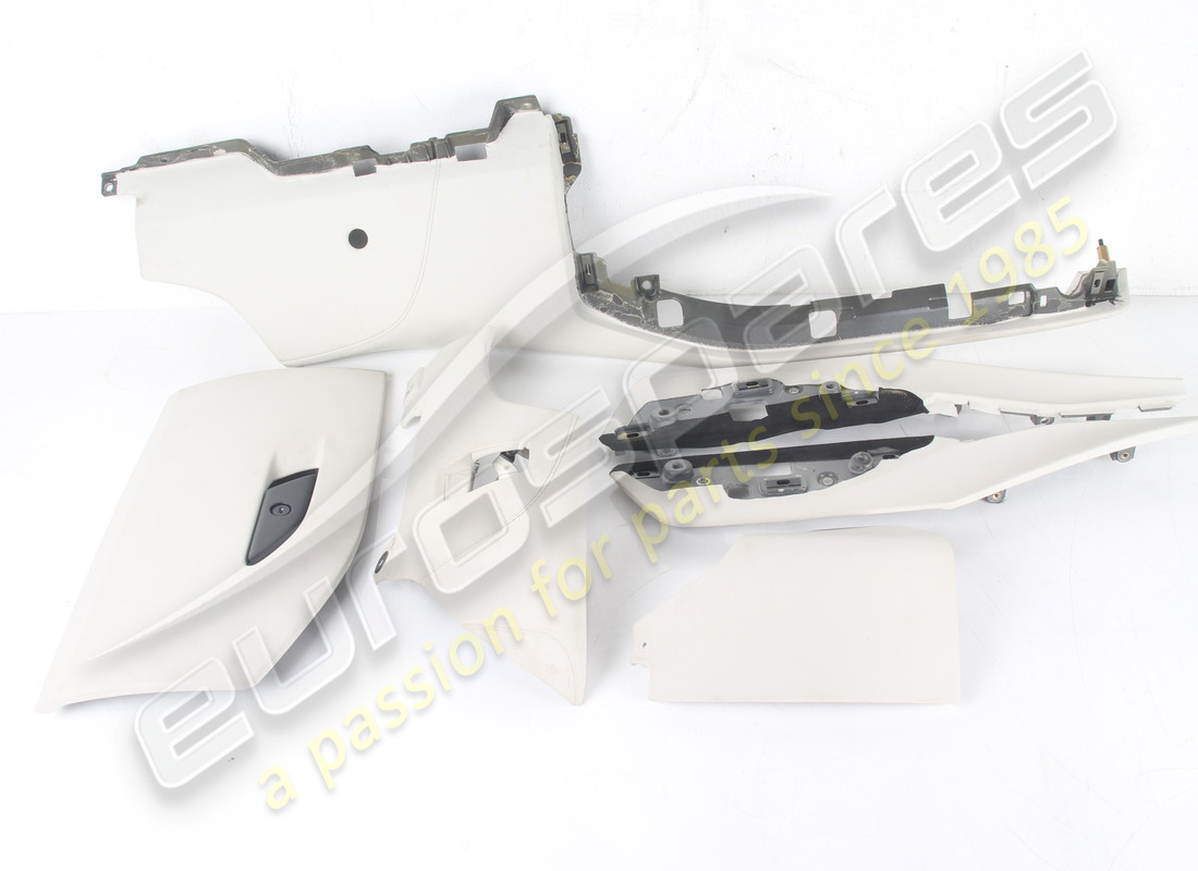 Paneles inferiores del tablero usados Eurospares en cuero gris claro 4301. Números de pieza 947673 y 947672 en cuero, no en alcántara. Número de pieza EAP1723553 (1)
