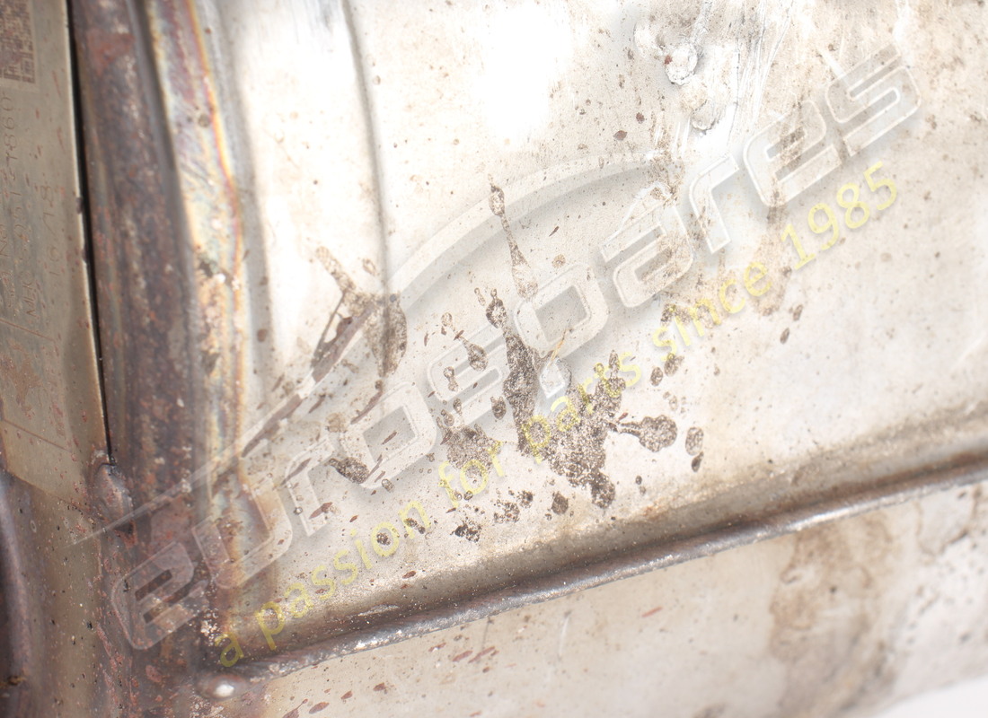 SILENCIADOR TRASERO DERECHO FERRARI USADO. NÚMERO DE PARTE 330051 (8) silenciador trasero derecho ferrari usado. número de parte 330051 (8)