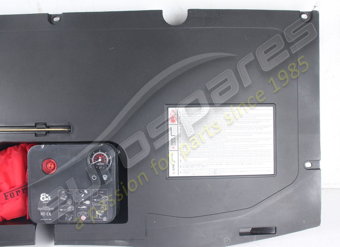 KIT DE HERRAMIENTAS Ferrari USADO. NÚMERO DE PARTE 329201 (1)