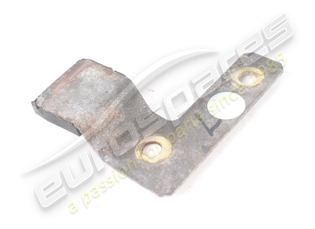 SOPORTE Maserati USADO. NÚMERO DE PARTE 384000143 (1)