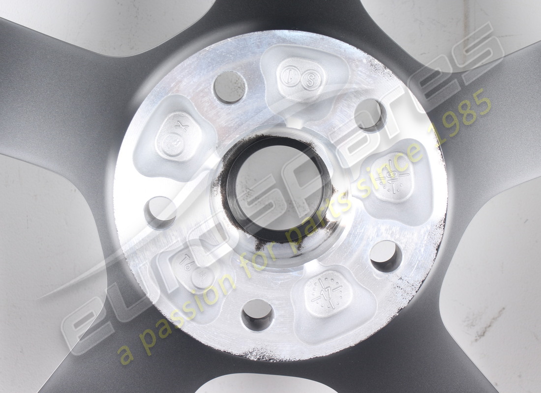 NUEVA RUEDA TRASERA FERRARI. NÚMERO DE PARTE 336561 (4) nueva rueda trasera ferrari. número de parte 336561 (4)