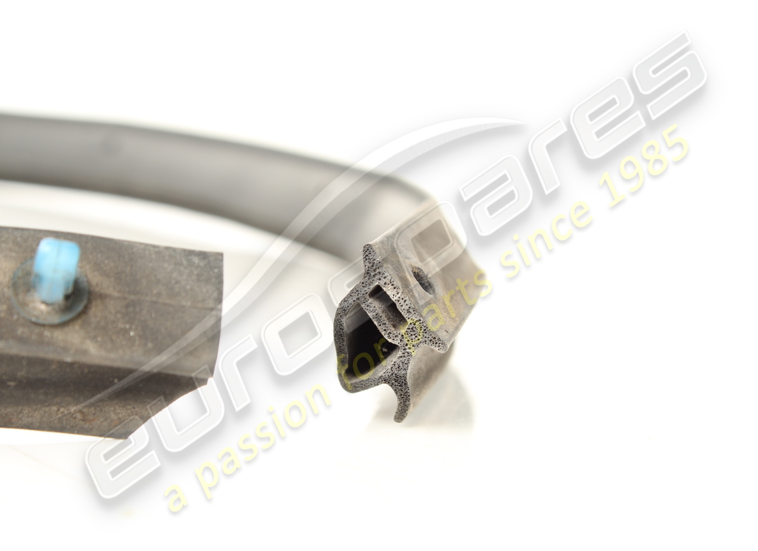 JUNTA DE UMBRAL DE PUERTA DELANTERA DERECHA USADA MASERATI. NÚMERO DE PIEZA 67476600 (1) junta de umbral de puerta delantera derecha usada maserati. número de pieza 67476600 (1)