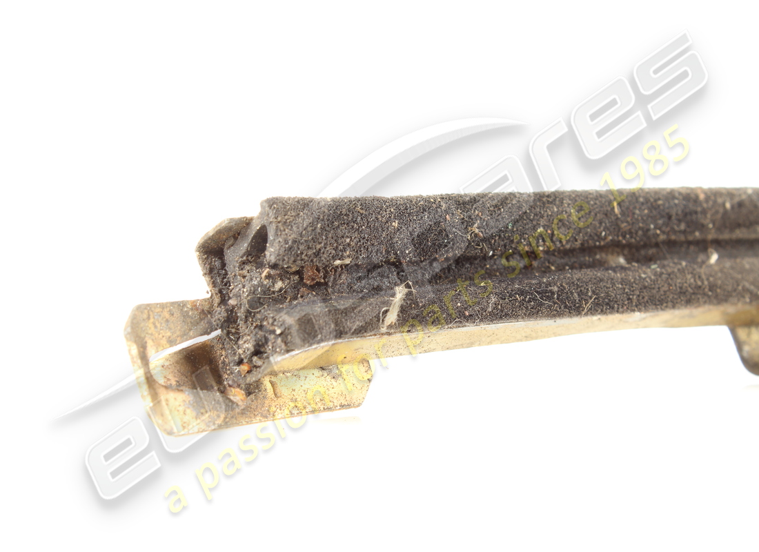 GUÍA TRASERA USADA MASERATI PARA PUERTA DELANTERA IZQUIERDA. NÚMERO DE PIEZA 377700115 (3) guía trasera usada maserati para puerta delantera izquierda. número de pieza 377700115 (3)