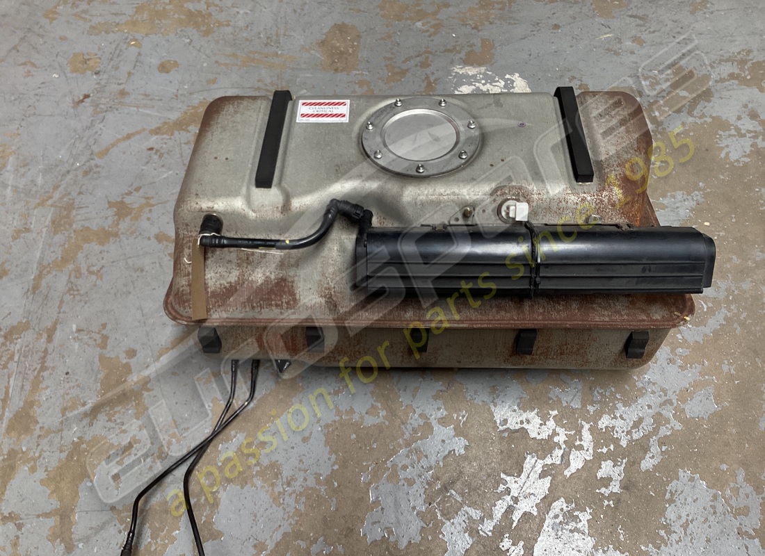 conjunto de tanque y bote de aston martin usado. número de parte bg433411296 (2)