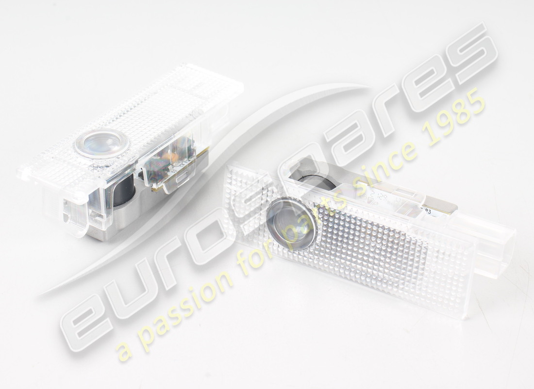 NUEVO KIT DE LUCES DE CORTESÍA CON LOGOTIPO MASERATI. NÚMERO DE PIEZA 940001321 (1) nuevo kit de luces de cortesía con logotipo maserati. número de pieza 940001321 (1)