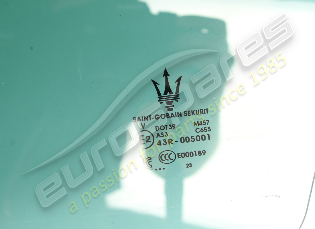 vidrio de ventana de puerta trasera izquierda usado maserati. número de pieza 670157153 (2)
