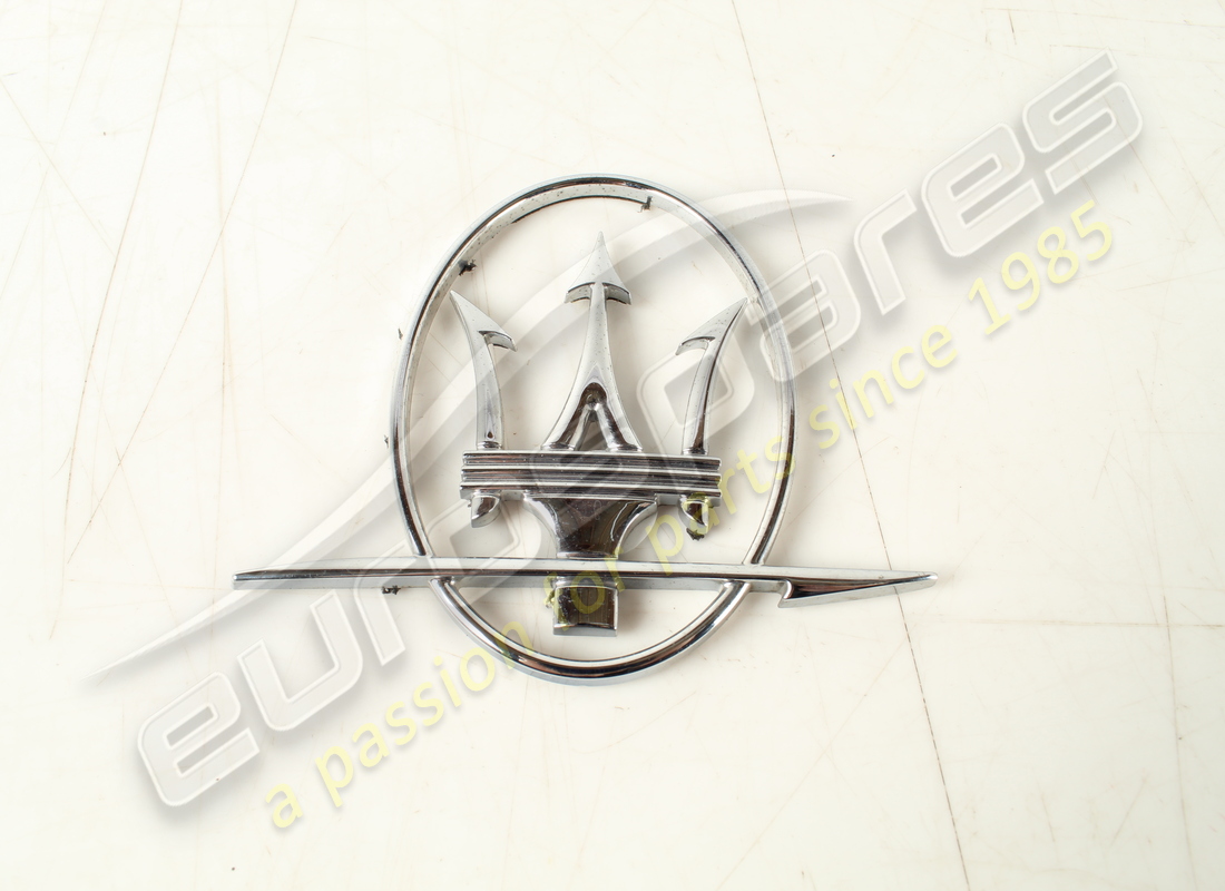 EMBLEMA USADO Maserati. . NÚMERO DE PIEZA 89095300 (1)