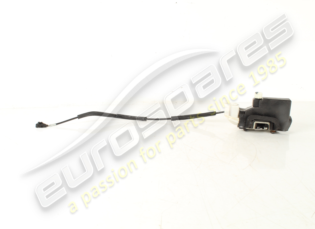 cerradura puerta derecha maserati usada. número de parte 67575900 (1)