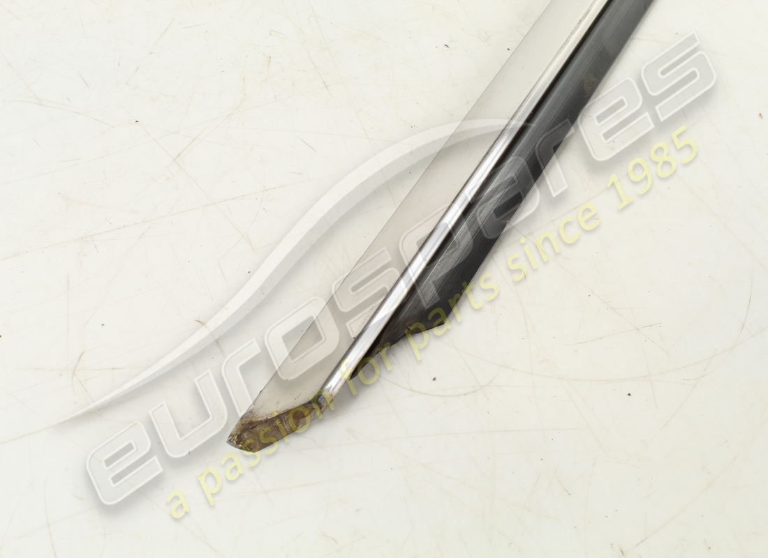 moldura inferior izquierda ferrari usada. número de pieza 2574258108 (2)