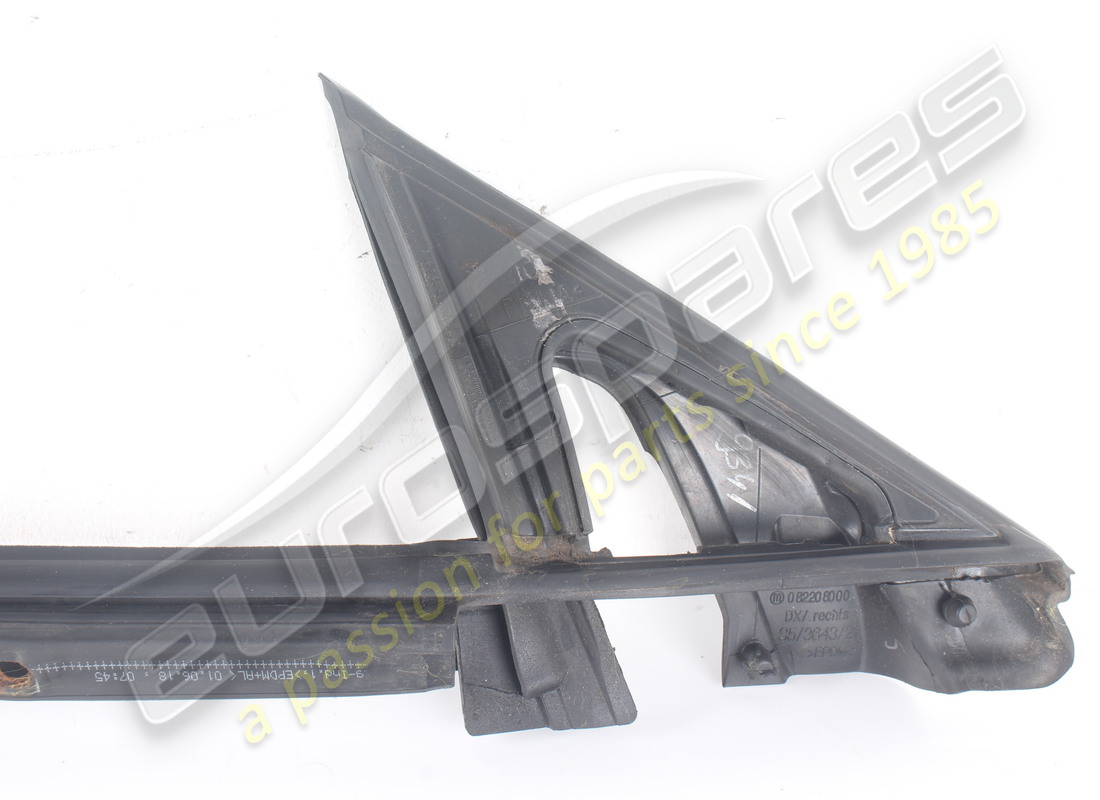 USADO FERRARI SELLO RASCADOR DE VENTANA EXTERIOR DERECHO. NÚMERO DE PIEZA 82208000 (5) usado ferrari sello rascador de ventana exterior derecho. número de pieza 82208000 (5)