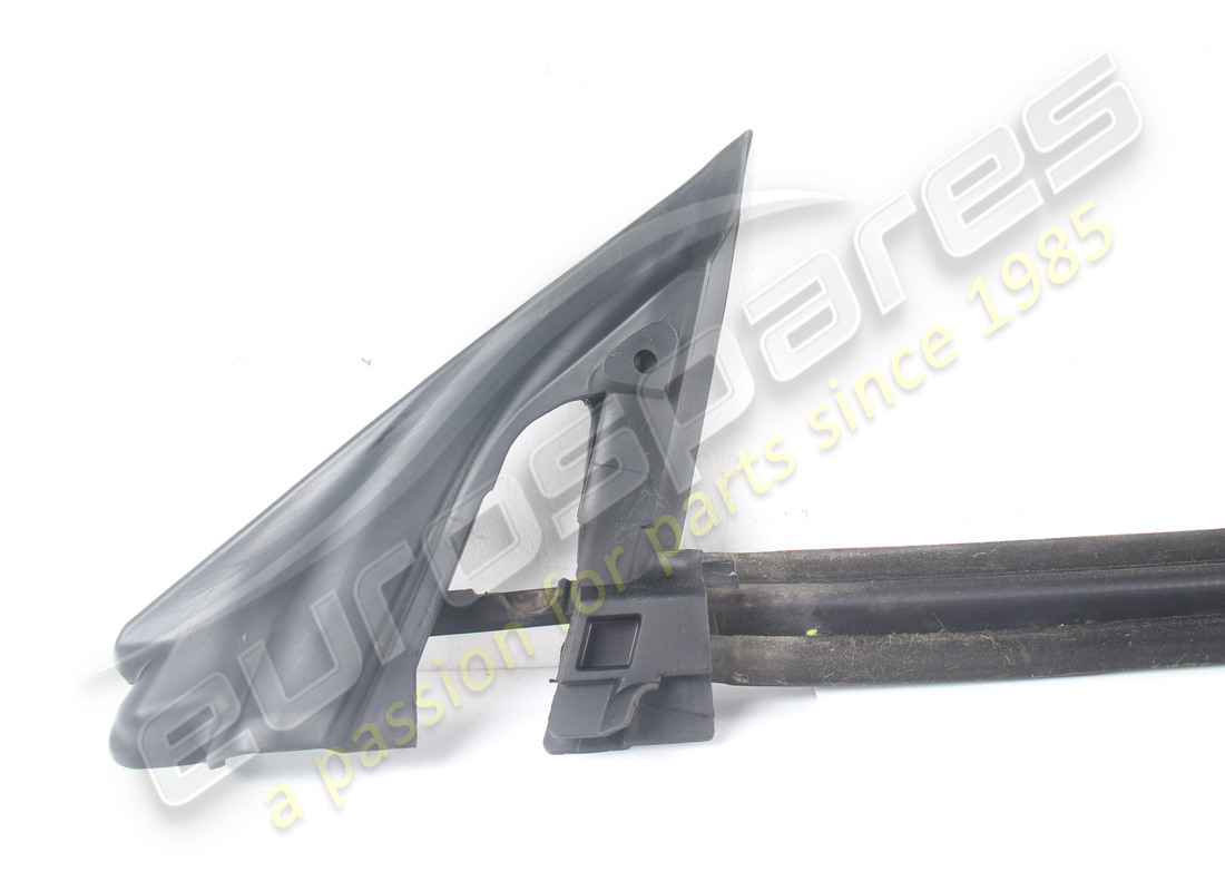 USADO FERRARI SELLO RASCADOR DE VENTANA EXTERIOR DERECHO. NÚMERO DE PIEZA 82208000 (2) usado ferrari sello rascador de ventana exterior derecho. número de pieza 82208000 (2)