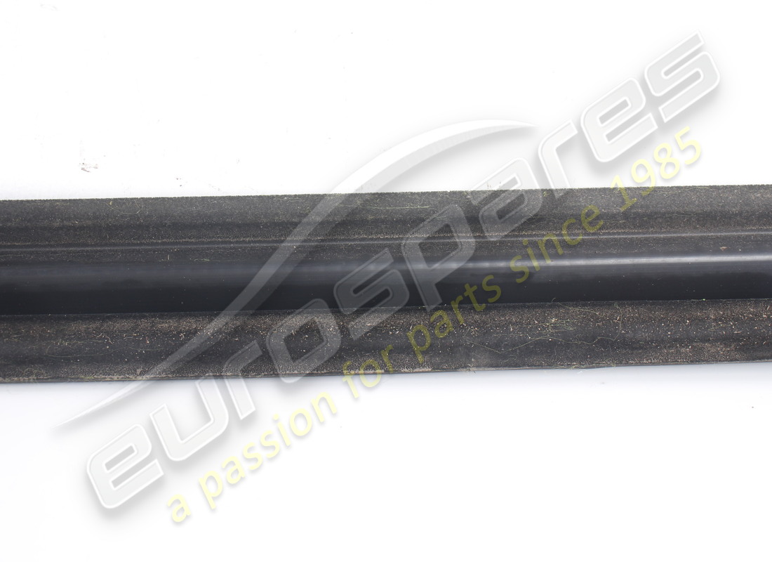 USADO FERRARI SELLO RASCADOR DE VENTANA EXTERIOR DERECHO. NÚMERO DE PIEZA 82208000 (3) usado ferrari sello rascador de ventana exterior derecho. número de pieza 82208000 (3)