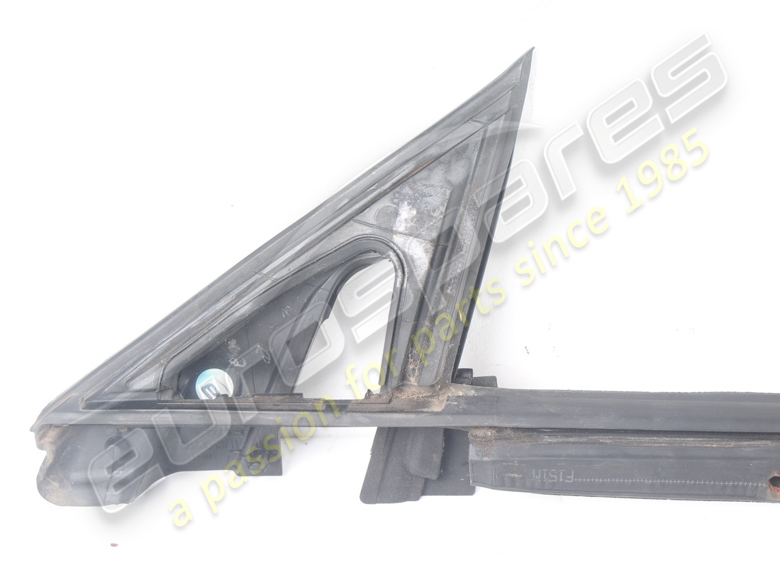 USADO FERRARI SELLO RASCADOR DE VENTANA EXTERIOR IZQUIERDO. NÚMERO DE PIEZA 82208100 (5) usado ferrari sello rascador de ventana exterior izquierdo. número de pieza 82208100 (5)