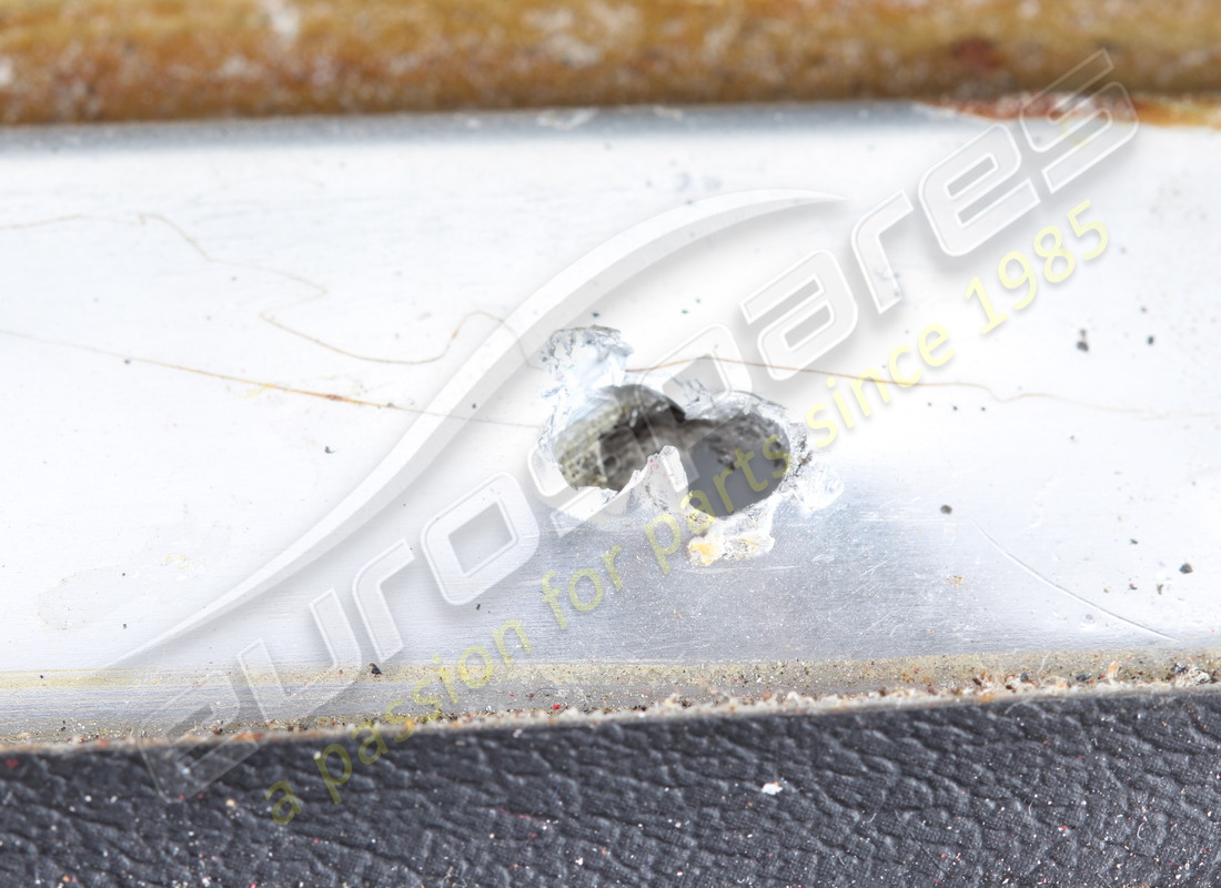 MOLDURA GTS FERRARI IZQUIERDA USADA. NÚMERO DE PARTE 60356805 (6) moldura gts ferrari izquierda usada. número de parte 60356805 (6)