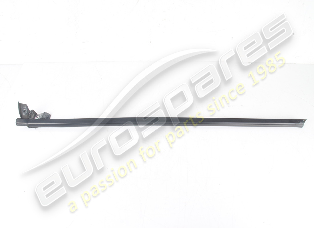 JUNTA DE RASPADOR DE VIDRIO EXTERIOR IZQUIERDA USADA Maserati. NÚMERO DE PIEZA 67820300 (1)